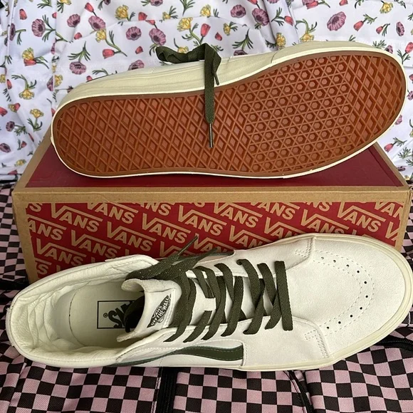 Vans Women’s Sk8-Hi
Vintage Pop Marshmallow/True White 
VN0A4BVTR2S
Sneakers - Picture 5 of 16